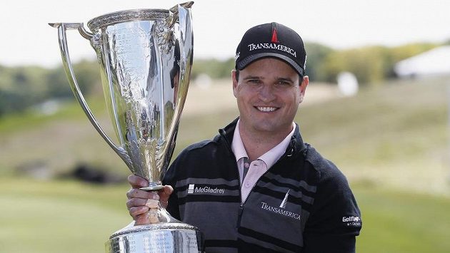 Golfista Zach Johnson se raduje z výhry v Lake Forest. Golfista Zach Johnson se raduje z výhry v Lake Forest.