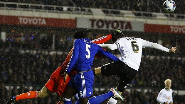 Nepříjemný střet. Obránce Kurt Zouma (velvo) se hlavou srazil s Petrem Čechem (vlevo), jenž boxoval míč před dotírajícím Richardem Keoghem z Derby. Nepříjemný střet. Obránce Kurt Zouma (velvo) se hlavou srazil s Petrem Čechem (vlevo), jenž boxoval míč před dotírajícím Richardem Keoghem z Derby.