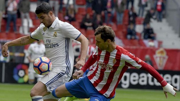 Alvaro Morata z Realu (vlevo) a Fernando Amorebieta ze Sportingu. Alvaro Morata z Realu (vlevo) a Fernando Amorebieta ze Sportingu.