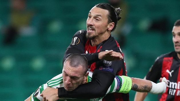 Kanonýr Zlatan Ibrahimovic z AC Milán si dělá prostor v souboji se Scottem Brownem z Celticu Glasgow. Kanonýr Zlatan Ibrahimovic z AC Milán si dělá prostor v souboji se Scottem Brownem z Celticu Glasgow.