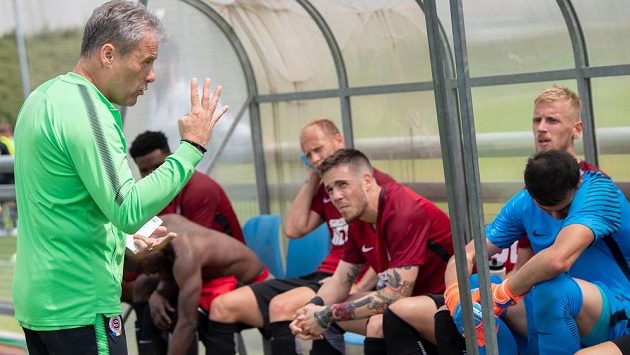 Trenér fotbalové Sparty Pavel Hapal dává rady hráčům z lavičky během přípravného utkání. Trenér fotbalové Sparty Pavel Hapal dává rady hráčům z lavičky během přípravného utkání.