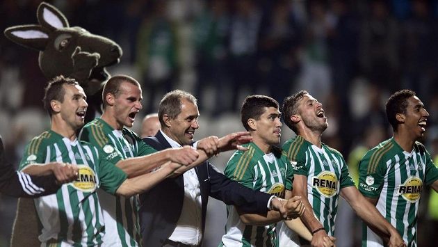 Hráči Bohemians Praha 1905 a trenér Roman Pivarník oslavují vítězství po utkání 8. kola Synot ligy proti Slavii. Hráči Bohemians Praha 1905 a trenér Roman Pivarník oslavují vítězství po utkání 8. kola Synot ligy proti Slavii.