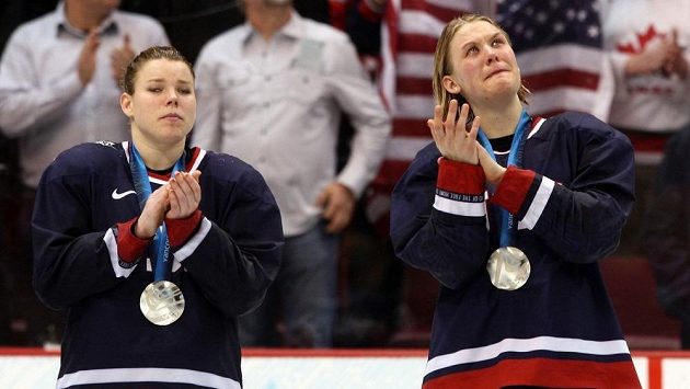Caitlin Cahowová (vlevo) společně s Monique Lamoureuxovou po prohře ve finále ZOH 2010 ve Vancouveru. Caitlin Cahowová (vlevo) společně s Monique Lamoureuxovou po prohře ve finále ZOH 2010 ve Vancouveru.