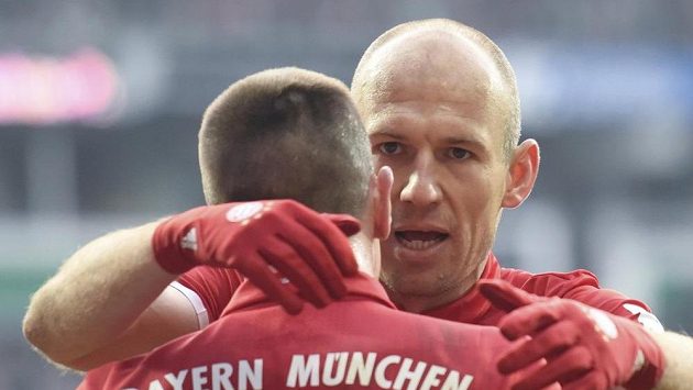 Arjen Robben a Franck Ribéry z Bayernu se radují po gólu proti Brémám. Arjen Robben a Franck Ribéry z Bayernu se radují po gólu proti Brémám.