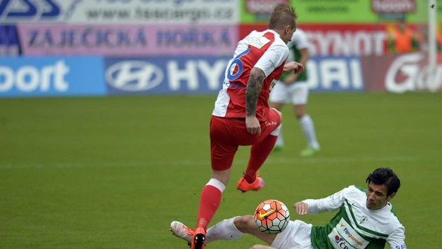 Tomáš Jablonský (vlevo) ze Slavie a domácí hráč Daniel Silva Rossi v utkání 10. kola Synot ligy. Tomáš Jablonský (vlevo) ze Slavie a domácí hráč Daniel Silva Rossi v utkání 10. kola Synot ligy.