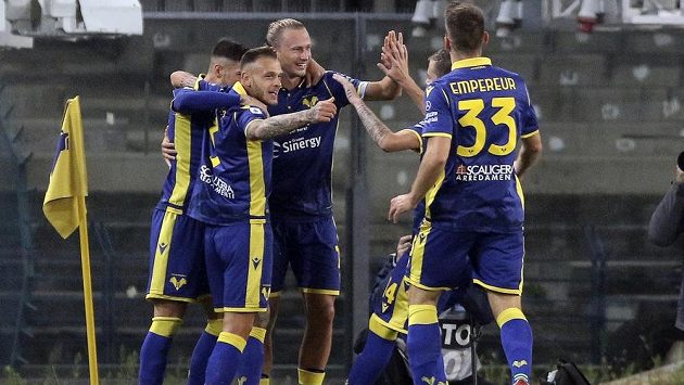Fotbalista Verony Antonín Barák (uprostřed) slaví se spoluhráči gól proti Beneventu. Fotbalista Verony Antonín Barák (uprostřed) slaví se spoluhráči gól proti Beneventu.