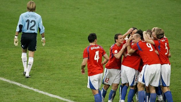 Fotbalisté České republiky oslavují branku v utkání proti Němcům z října 2007. Výběr tehdejšího trenéra Karla Brücknera vyhrál brankami Sionka, Matějovského a Plašila 3:0. Fotbalisté České republiky oslavují branku v utkání proti Němcům z října 2007. Výběr tehdejšího trenéra Karla Brücknera vyhrál brankami Sionka, Matějovského a Plašila 3:0.