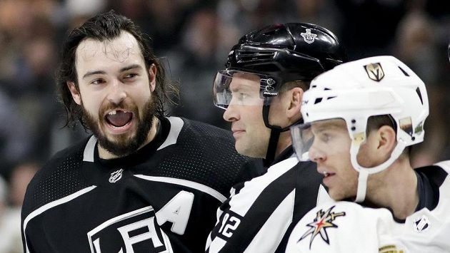 Drew Doughty (vlevo) z Los Angeles a Jonathan Marchessault z Vegas. Drew Doughty (vlevo) z Los Angeles a Jonathan Marchessault z Vegas.