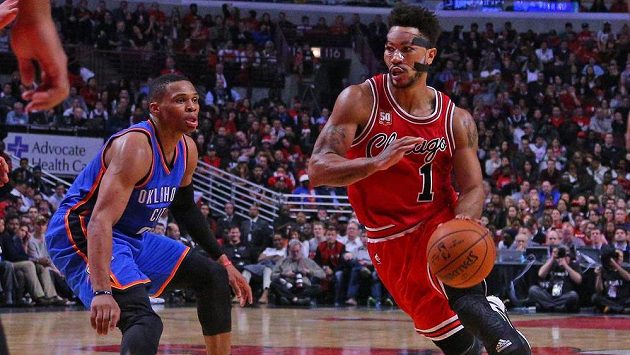 Basketbalista Chicaga Bulls guard Derrick Rose (1) dribluje kolem Russella Westbrooka (0) z Oklahomy v utkání NBA. Basketbalista Chicaga Bulls guard Derrick Rose (1) dribluje kolem Russella Westbrooka (0) z Oklahomy v utkání NBA.