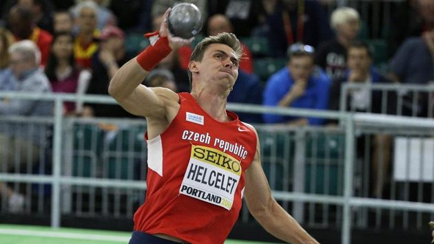 Semibojař Adam Sebastian Helcelet při vrhu koulí na HMS v Portlandu. Semibojař Adam Sebastian Helcelet při vrhu koulí na HMS v Portlandu.