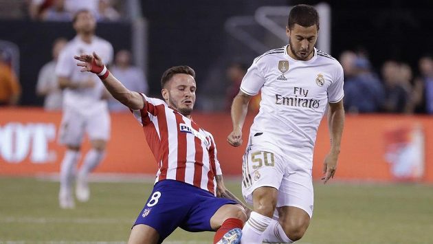 Eden Hazard (50) v souboji o míč během utkání Realu Madrid s Atléticem Madrid Eden Hazard (50) v souboji o míč během utkání Realu Madrid s Atléticem Madrid