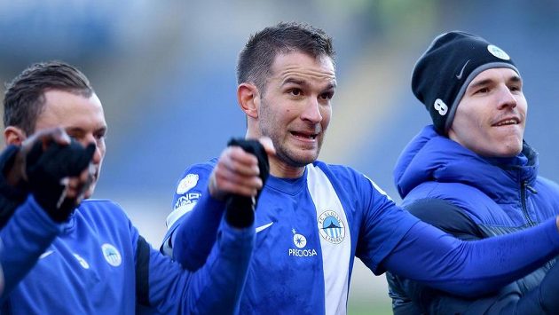 Liberecký útočník Marek Bakoš (uprostřed) se raduje se spoluhráči z výhry nad Brnem. Liberecký útočník Marek Bakoš (uprostřed) se raduje se spoluhráči z výhry nad Brnem.