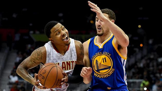 Basketbalisty Atlanty Hawks Kent Bazemore (24) se snaží přejít přes Klaye Thompsona (11) z Golden State. Basketbalisty Atlanty Hawks Kent Bazemore (24) se snaží přejít přes Klaye Thompsona (11) z Golden State.