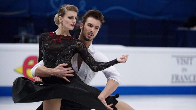 Francouzský pár Gabriella Papadakisová a Guillaume Cizeron při krátkém programu na ME ve Stockholmu. Francouzský pár Gabriella Papadakisová a Guillaume Cizeron při krátkém programu na ME ve Stockholmu.