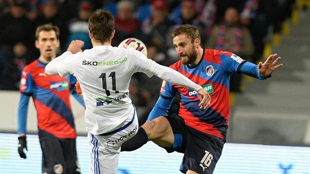 Jan Holenda z Plzně (vpravo) se snaží vybojovat míč v souboji s Ondřejem Kúdelou z Mladé Boleslavi. Jan Holenda z Plzně (vpravo) se snaží vybojovat míč v souboji s Ondřejem Kúdelou z Mladé Boleslavi.