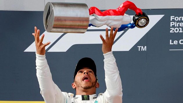 Lewis Hamilton s trofejí pro vítěze Velké ceny Francie. Lewis Hamilton s trofejí pro vítěze Velké ceny Francie.