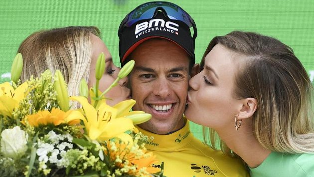 Australský cyklista Richie Porte si užívá pozornosti sličných hostesek během závodu Kolem Švýcarska. Australský cyklista Richie Porte si užívá pozornosti sličných hostesek během závodu Kolem Švýcarska.