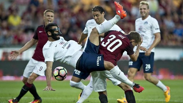 Tomáš Košút ze Slovácka fauluje Lukáše Juliše ze Sparty a byla z toho penalta. Tomáš Košút ze Slovácka fauluje Lukáše Juliše ze Sparty a byla z toho penalta.