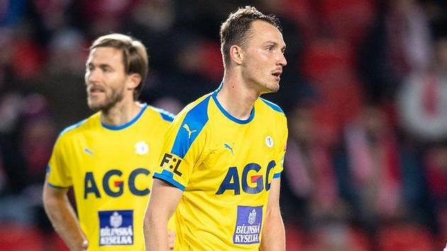Vyloučený obránce Teplic Michal Jeřábek během utkání na Slavii. Vyloučený obránce Teplic Michal Jeřábek během utkání na Slavii.