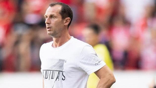 Trenér Sigmy Olomouc Radoslav Látal během utkání na Slavii. Trenér Sigmy Olomouc Radoslav Látal během utkání na Slavii.