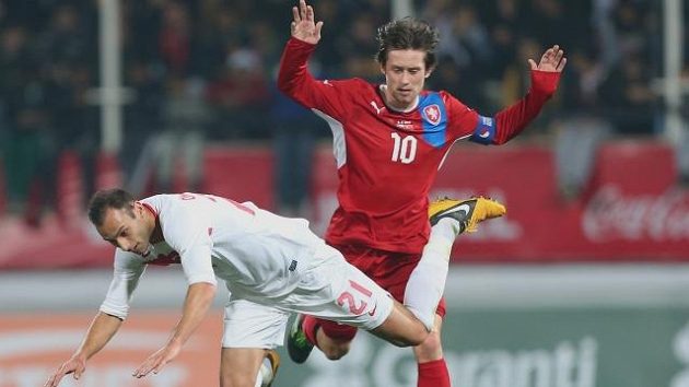 Kapitán české reprezentace Tomáš Rosický bojuje o míč s domácím Toprakem Ömerem. Kapitán české reprezentace Tomáš Rosický bojuje o míč s domácím Toprakem Ömerem.
