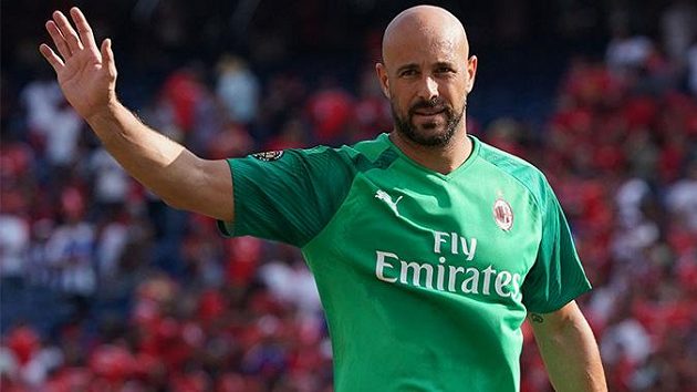 Španělský brankář Pepe Reina se vrací na Ostrovy, bude chytat za Aston Villu. Španělský brankář Pepe Reina se vrací na Ostrovy, bude chytat za Aston Villu.