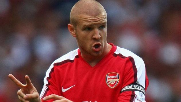 Bývalý obránce Arsenalu či AC Milán Philippe Senderos ukončil v 34 letech fotbalovou kariéru. Bývalý obránce Arsenalu či AC Milán Philippe Senderos ukončil v 34 letech fotbalovou kariéru.