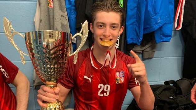 Český florbalový talent Filip Langer se může pyšnit titulem juniorského mistra světa. Český florbalový talent Filip Langer se může pyšnit titulem juniorského mistra světa.