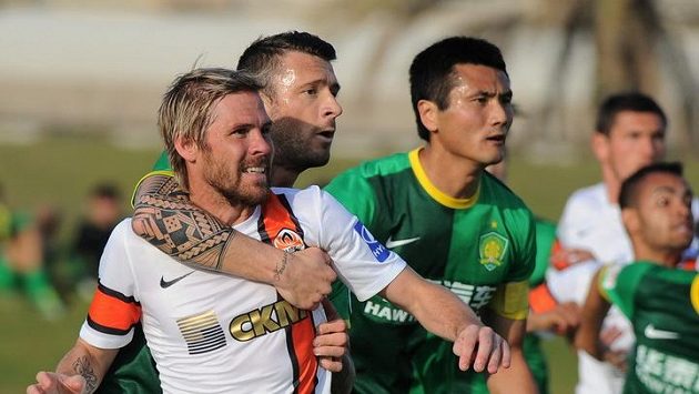Tomáše Hübschmana si přidržel bosenský obránce Darko Matič, ani to však Pekingu proti Šachtaru nepomohlo. Tomáše Hübschmana si přidržel bosenský obránce Darko Matič, ani to však Pekingu proti Šachtaru nepomohlo.