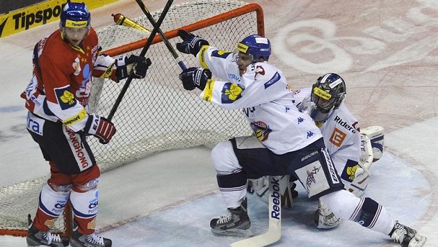 Zleva pardubický útočník Daniel Rákos, obránce Vítkovic Karol Sloboda a brankář Roman Málek v úvodním čtvrtfinálovém duelu v Pardubicích. Zleva pardubický útočník Daniel Rákos, obránce Vítkovic Karol Sloboda a brankář Roman Málek v úvodním čtvrtfinálovém duelu v Pardubicích.