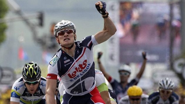 Němec André Greipel se raduje z vítězství ve 4. etapě na Tour de France. Němec André Greipel se raduje z vítězství ve 4. etapě na Tour de France.
