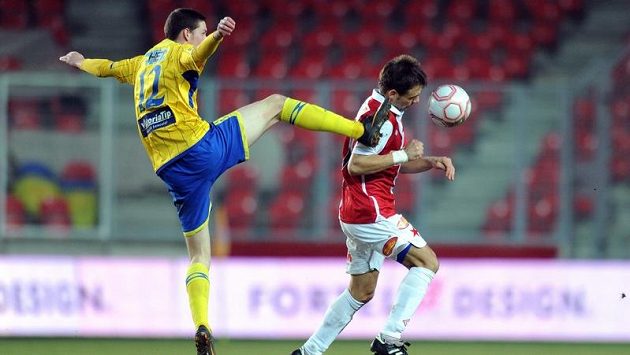 Patrik Lácha (vlevo) v souboji se slávistickým záložníkem Lukášem Jarolínem. Patrik Lácha (vlevo) v souboji se slávistickým záložníkem Lukášem Jarolínem.