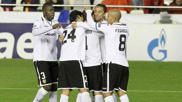 Fotbalisté Valencie se radují z gólu. Fotbalisté Valencie se radují z gólu.