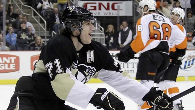 Útočník Pittsburghu Jevgenij Malkin se raduje ze svého 50. gólu v sezóně, který vstřelil v zápase s Philadelphií. V pozadí Jaromír Jágr. Útočník Pittsburghu Jevgenij Malkin se raduje ze svého 50. gólu v sezóně, který vstřelil v zápase s Philadelphií. V pozadí Jaromír Jágr.