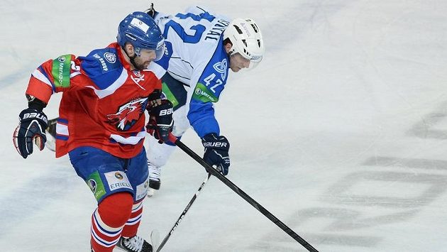 Jakub Klepiš (vlevo) z týmu Lev Praha a Petr Koukal z Nižněkamsku. Jakub Klepiš (vlevo) z týmu Lev Praha a Petr Koukal z Nižněkamsku.