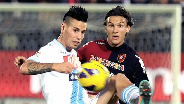 Marka Hamšíka z Neapole (vpředu) brání Albin Ekdal z Cagliari. Marka Hamšíka z Neapole (vpředu) brání Albin Ekdal z Cagliari.