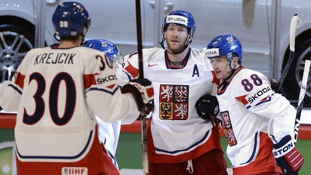 Jiří Novotný (uprostřed) přijímá od spoluhráčů gratulace ke druhému gólu proti Italům. Jiří Novotný (uprostřed) přijímá od spoluhráčů gratulace ke druhému gólu proti Italům.