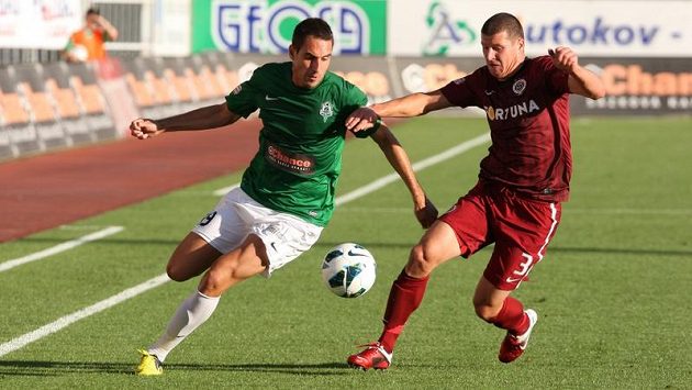 Sparťan Manuel Pamič (vpravo) bojuje o míšč s Lukášem Zoubelem z Jablonce Sparťan Manuel Pamič (vpravo) bojuje o míšč s Lukášem Zoubelem z Jablonce