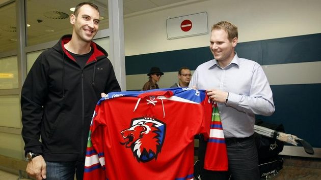 Slovenský obránce Zdeno Chára (vlevo) s dresem Lva Praha. Vpravo manažer komunikace holešovického klubu Jan Rachota Slovenský obránce Zdeno Chára (vlevo) s dresem Lva Praha. Vpravo manažer komunikace holešovického klubu Jan Rachota