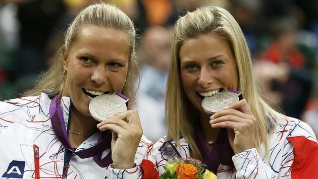 Tak chutná stříbro! Andrea Hlaváčková (vpravo) a Lucie Hradecká. Tak chutná stříbro! Andrea Hlaváčková (vpravo) a Lucie Hradecká.