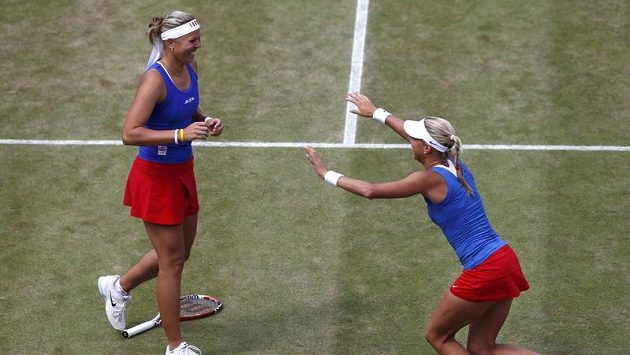 České tenistky Andrea Hlaváčková (vpravo) a Lucie Hradecká se radují z postupu do finále olympijských her. České tenistky Andrea Hlaváčková (vpravo) a Lucie Hradecká se radují z postupu do finále olympijských her.