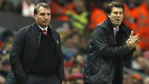 Zamyšlený kouč Liverpoolu Brendan Rodgers (vlevo) vedle nadšeného trenéra Swansea Michaela Laudrupa. Zamyšlený kouč Liverpoolu Brendan Rodgers (vlevo) vedle nadšeného trenéra Swansea Michaela Laudrupa.