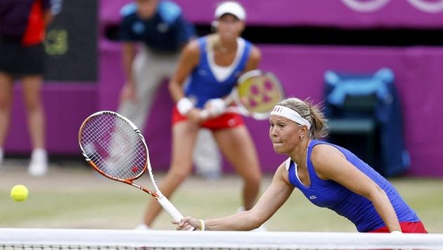 Lucie Hradecká na síti, Andrea Hlaváčková vše sleduje v pozadí. Lucie Hradecká na síti, Andrea Hlaváčková vše sleduje v pozadí.