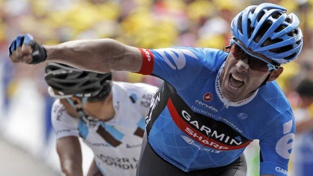 Britský cyklista stáje Garmin-Sharp David Millar se raduje z vítězství v nejdelší etapě letošní Tour de France Britský cyklista stáje Garmin-Sharp David Millar se raduje z vítězství v nejdelší etapě letošní Tour de France