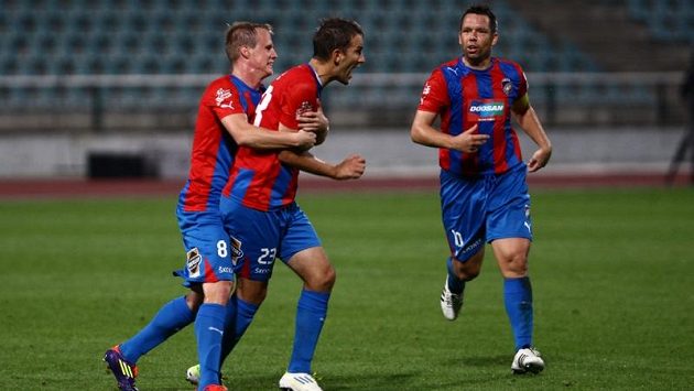 Plzeňský Marek Bakoš (uprostřed) slaví trefu do sítě Dukly. S gratulací spěchají David Limberský (vlevo) a Pavel Horváth. Plzeňský Marek Bakoš (uprostřed) slaví trefu do sítě Dukly. S gratulací spěchají David Limberský (vlevo) a Pavel Horváth.