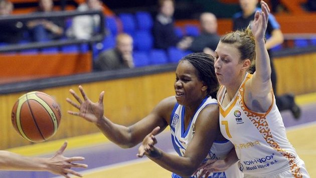 Epiphanny Princeová (vlevo) z Dynama Kursk a Lenka Bartáková z VŠ Praha. Epiphanny Princeová (vlevo) z Dynama Kursk a Lenka Bartáková z VŠ Praha.