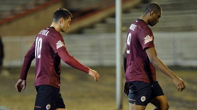 Zleva Miroslav Slepička a Léonard Kweuke ze Sparty po prohraném zápase v Hradci Králové. Zleva Miroslav Slepička a Léonard Kweuke ze Sparty po prohraném zápase v Hradci Králové.