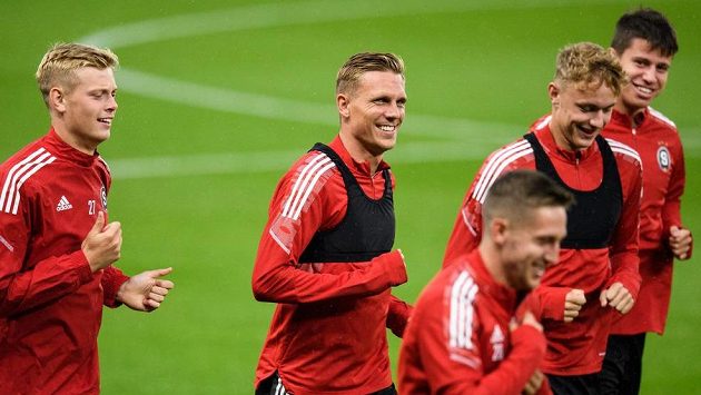 Bořek Dočkal (uprostřed) ze Sparty Praha během tréninku před utkáním s Bröndby v dánské Kodani. Bořek Dočkal (uprostřed) ze Sparty Praha během tréninku před utkáním s Bröndby v dánské Kodani.