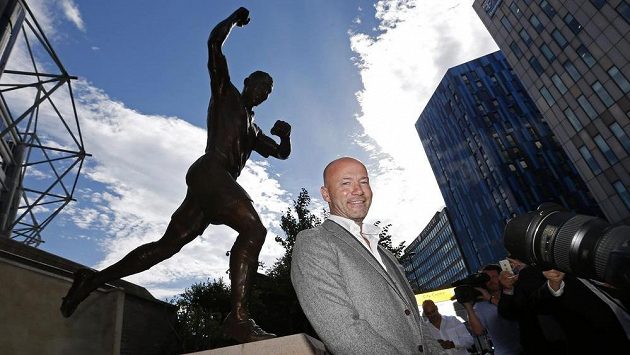 Někdejší útočník Alan Shearer pózuje před novou sochou u stadiónu. St. James' Park. Někdejší útočník Alan Shearer pózuje před novou sochou u stadiónu. St. James' Park.