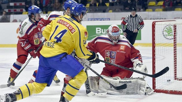 Brankář Dominik Furch inkasuje v zápase se Švédy. Na snímku Richard Gynge, který si u branky připsal asistenci. Brankář Dominik Furch inkasuje v zápase se Švédy. Na snímku Richard Gynge, který si u branky připsal asistenci.